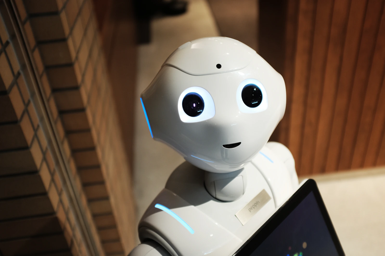 Robotska ruka u industrijskom pogonu tijekom montaže
